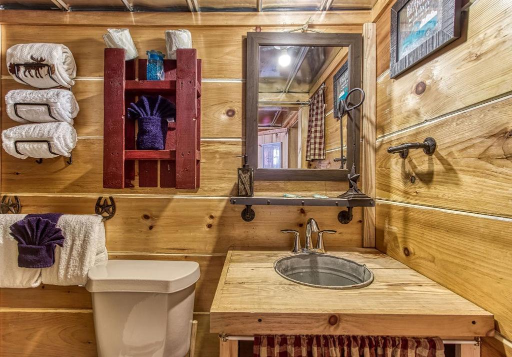 The Tiny Barn, 1089 Free Tickets Each Paid Day, Dollywood And More Sevierville Esterno foto