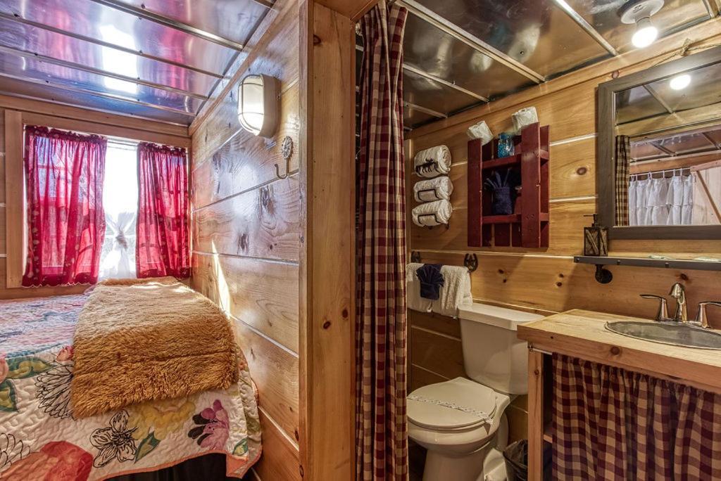 The Tiny Barn, 1089 Free Tickets Each Paid Day, Dollywood And More Sevierville Esterno foto
